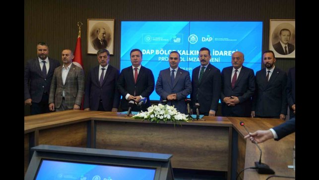 Bakan Kacır, Erzincan'da protokol imza törenine katıldı