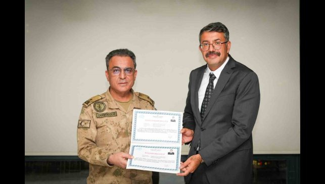 Hakkari'de tayini çıkan komutanları veda yemeği