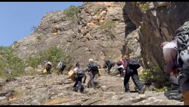 Yüksekovalı dağcılar, önce doğa yürüyüşü yaptı, ardından Avaşin deresinde yüzüp halay çekti