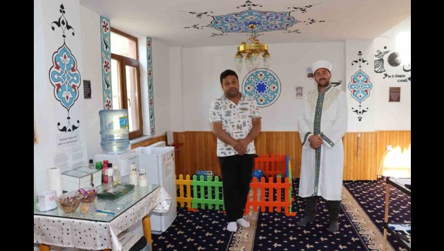 Yol kenarındaki cami yolcuların uğrak yeri