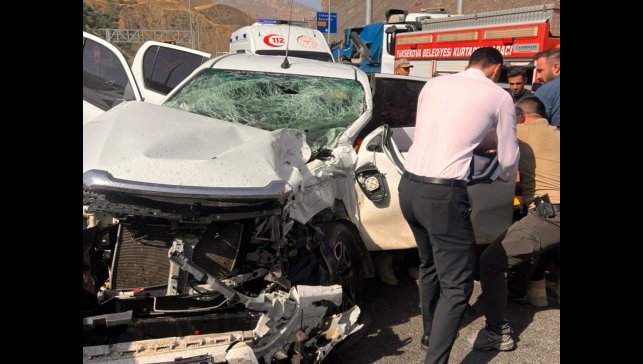 Yüksekova-Van kara yolunda trafik kazası: 3 yaralı