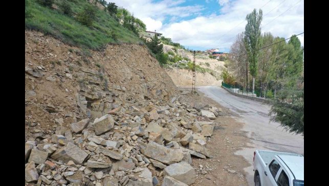Konak Mahallesi'nde depremde zarar gören köprü ve yol yenilendi