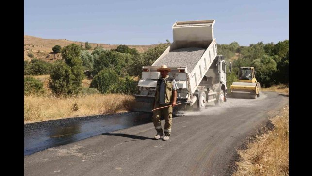 Elazığ'ın köylerinde asfaltlama çalışmaları sürüyor