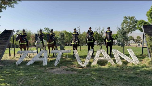 Malazgirt etkinlikleri öncesi atlı polislerden Tatvan'da devriye