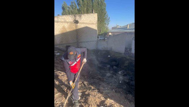 Van'da atık araç lastikleri yandı