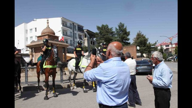 Atlı polisler tarihi ilçe Ahlat'ın caddelerinde