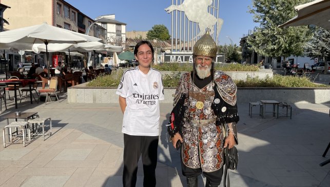 Temsili savaş kostümü giyerek Malazgirt ruhunu yaşatıyor