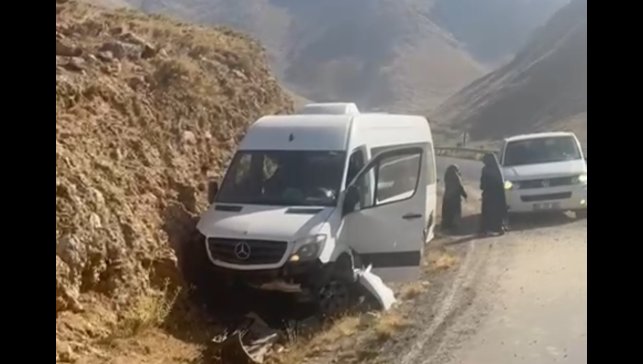 Mercedes minibüs kaza yaptı: 18 yolcu ölümden döndü