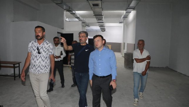 Başkale Kaymakamı Erdoğan, yapımı devam eden okulları inceledi