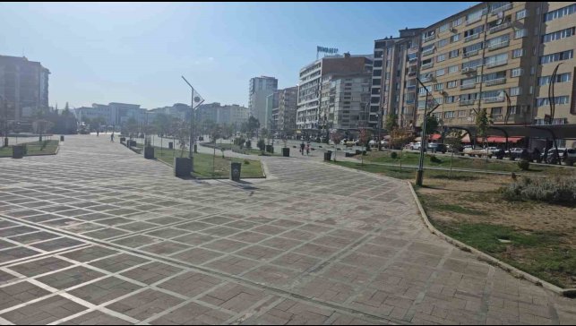 Elazığ'da sıcaklıklar etkisini sürdürüyor, cadde ve sokaklar boş kaldı