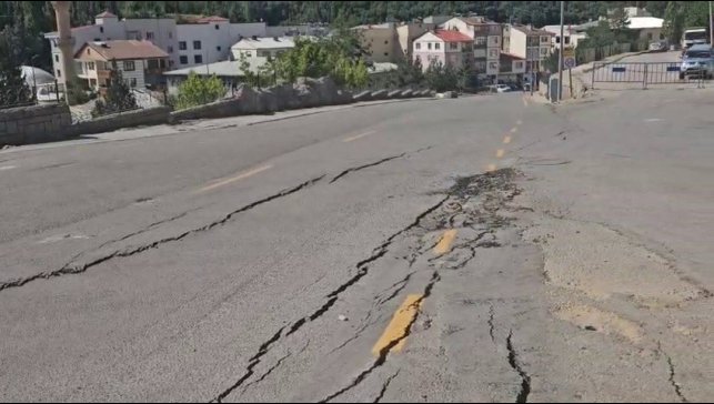 İspir'de heyelan: 70 ev boşaltıldı