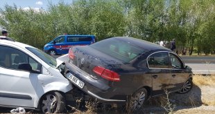 Ağrı'da İl Sağlık Müdürü Beşer ile 6 kişi trafik kazasında yaralandı