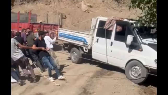 Şemdinli'de halatlı kurtarma operasyonu: Kamyonet uçurumun kenarından kurtarıldı