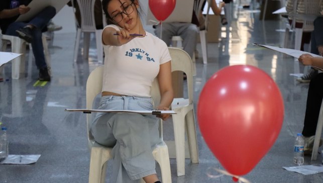 Erzincan'da yetenek sınavına giren adaylar üniversiteli olabilmek için en iyi resmi çizmeye çalıştı