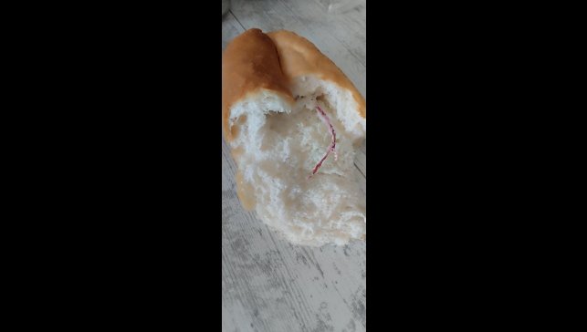 Elazığ'da ekmeğin içinden ip çıktı