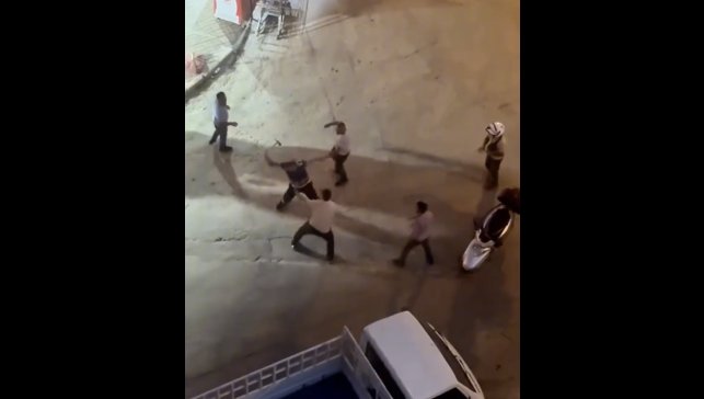 Kavga ettiği şahsa nacak ile saldırdı: O anlar kamerada