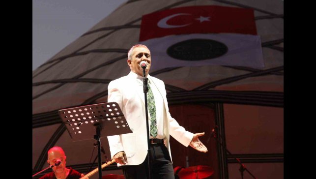 Ahlat'ta konser veren Yavuz Bingöl, Gazze'deki zulme dikkat çekti