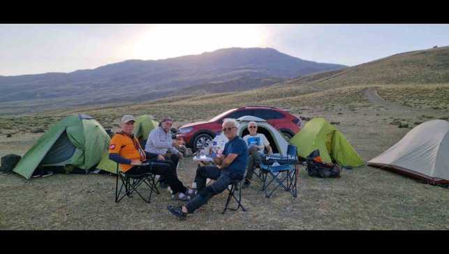 Uşaklı dağcılar, Malazgirt Zaferi anısına Süphan Dağı'na tırmandı