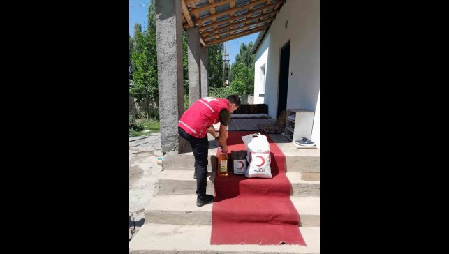 Patnos Kızılay Şubesi ihtiyaç sahiplerinin yanında