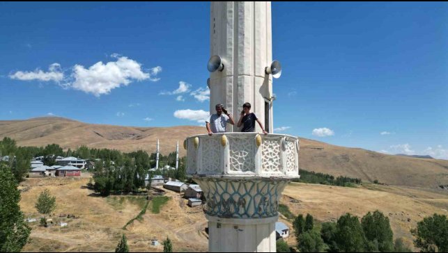 Telefonla konuşmak için minareye çıkıyorlar