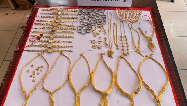 Bitlis'te duvarı delerek kuyumcudan altın çalan 5 şüpheli yakalandı