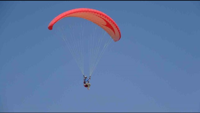 Van Gölü semalarında yamaç paraşütü heyecanı yaşandı