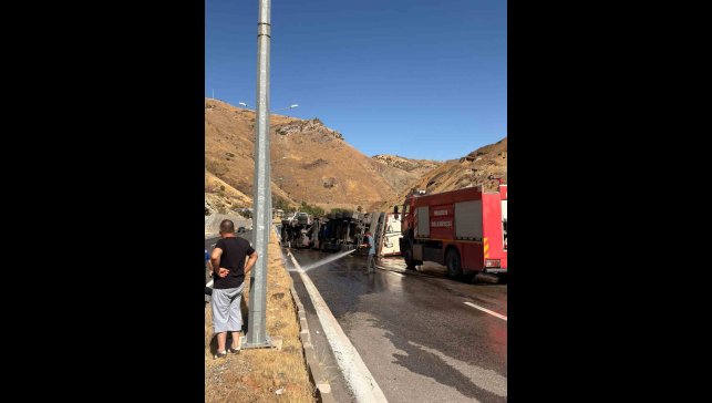 Elazığ'da tır devirdi: 1 yaralı
