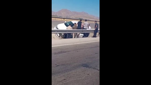 Otomobil refüjdeki boşluğa düştü