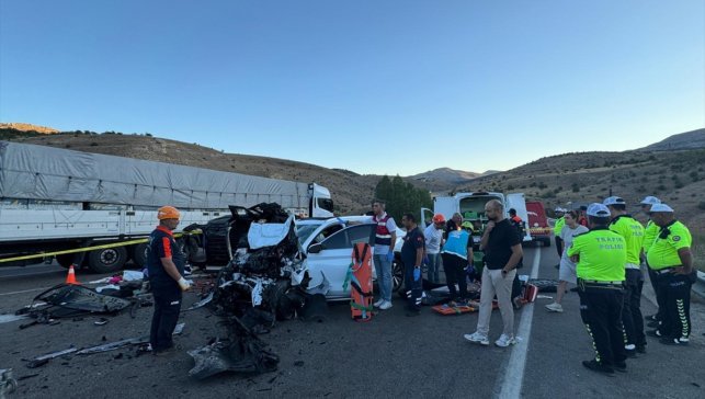 Malatya'da otomobil ile hafif ticari aracın çarpıştığı kazada 4 kişi öldü