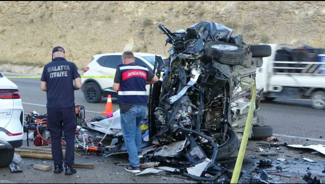 Malatya'da hafif ticari araç ile otomobil kafa kafaya çarpıştı: 4 ölü, 2 yaralı