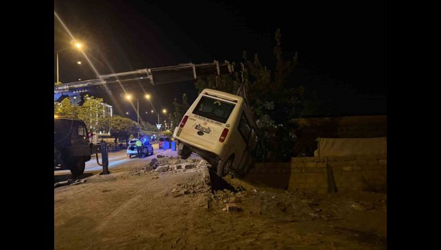 Iğdır'da kaza yapan yolcu minibüsü bahçe duvarında asılı kaldı