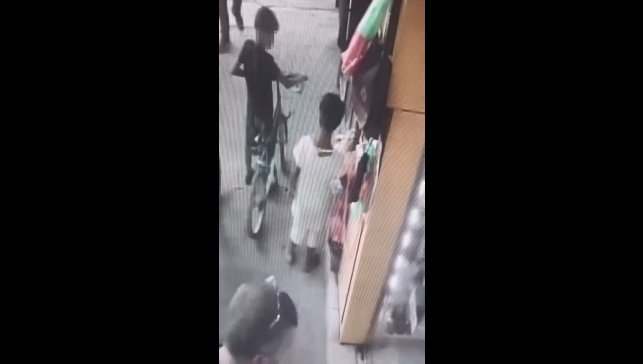 Elazığ'da küçük çocukların hırsızlığı kamerada