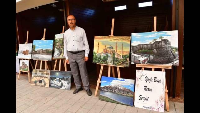 Cami imamından yağlı boya sergisi