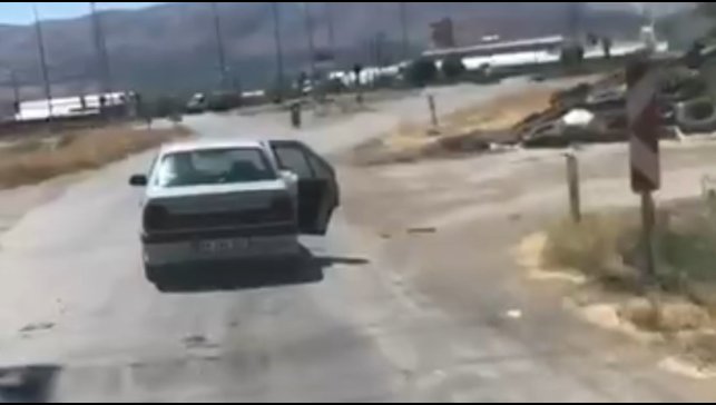 Erzincan'da açık kapılı araçla trafikte riskli yolculuk