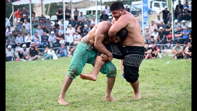 Tortum'da güreşler nefes kesti
