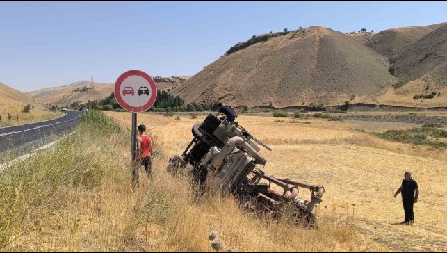 Muş'ta beton pompası yüklü tırı şarampole yuvarlandı