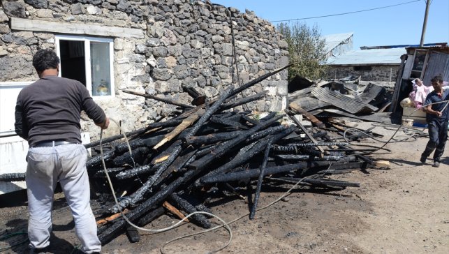 Kars'ta çıkan yangında 1 ev, 2 samanlık ve 1 ahır kullanılamaz hale geldi