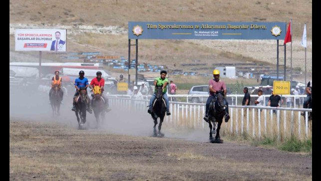 Erzurum'da rahvan at yarışları nefesleri kesti