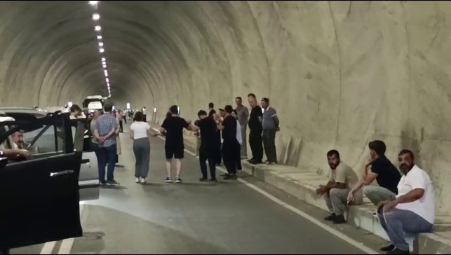 Uluslararası yol saatlerce kapandı: Vatandaşlar tepkili