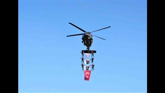 Malazgirt Zaferi'nin 954. yıl dönümünde jandarma helikopterlerinden nefes kesen gösteri