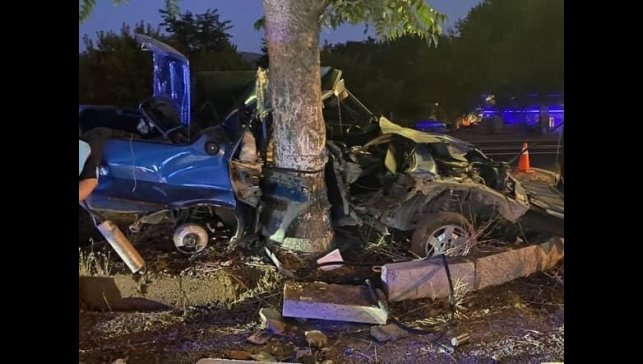 Ağaca çarpan Fiat Tofaş araç hurdaya döndü: 1 ağır yaralı