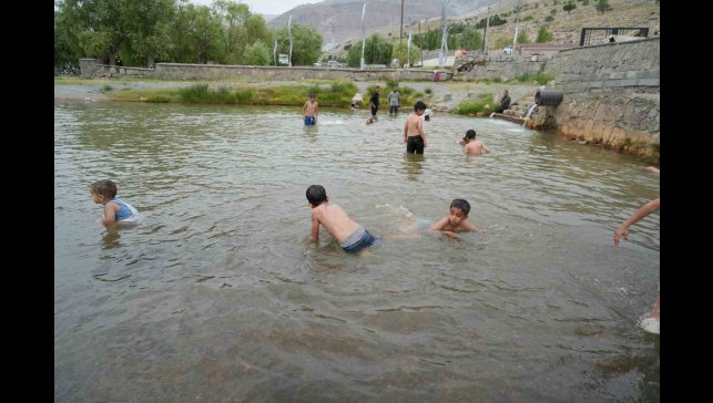 Sıcaktan bunalan çocuklar havuzda serinledi