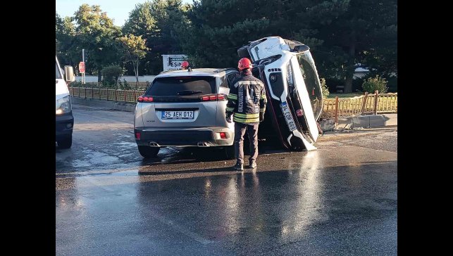 Erzurum'da araçlar yan yattı