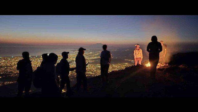 Van Gölü'ne dikkat çekmek için Erek Dağı'na tırmandılar