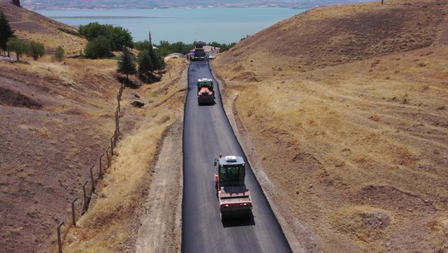 Kavurucu sıcakta köy yollarını asfaltlıyorlar