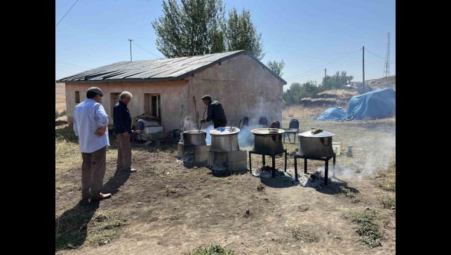 Kars'ta 78 yaşındaki düğün aşçısı 30 yıldır kazanda aşk pişiriyor