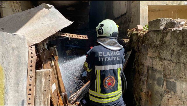 Elazığ'da havalandırma boşluğunda çıkan yangın paniğe neden oldu