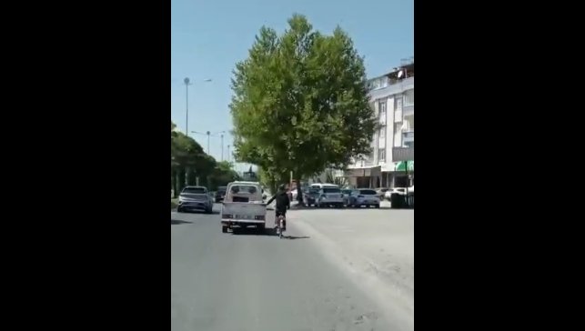 Elazığ'da bisikletlinin tehlikeli yolculuğu