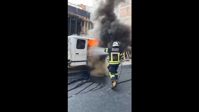 Elazığ'da park halindeki pikap yandı