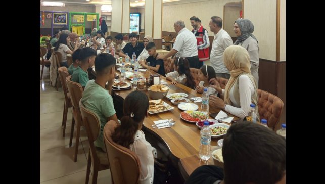 Patnos'ta çocuklara yemek etkinliği